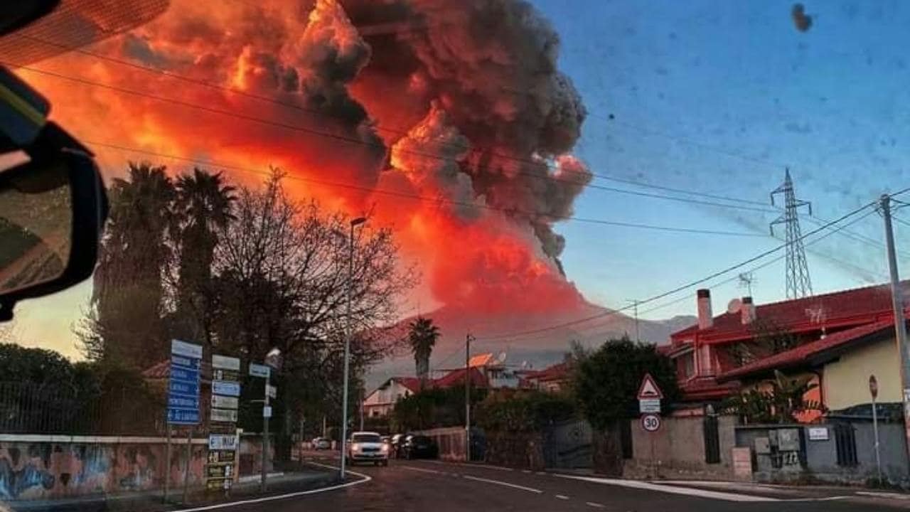 You are currently viewing Sicilians ‘not worried’ that Mount Etna is erupting as they have ‘seen worse’