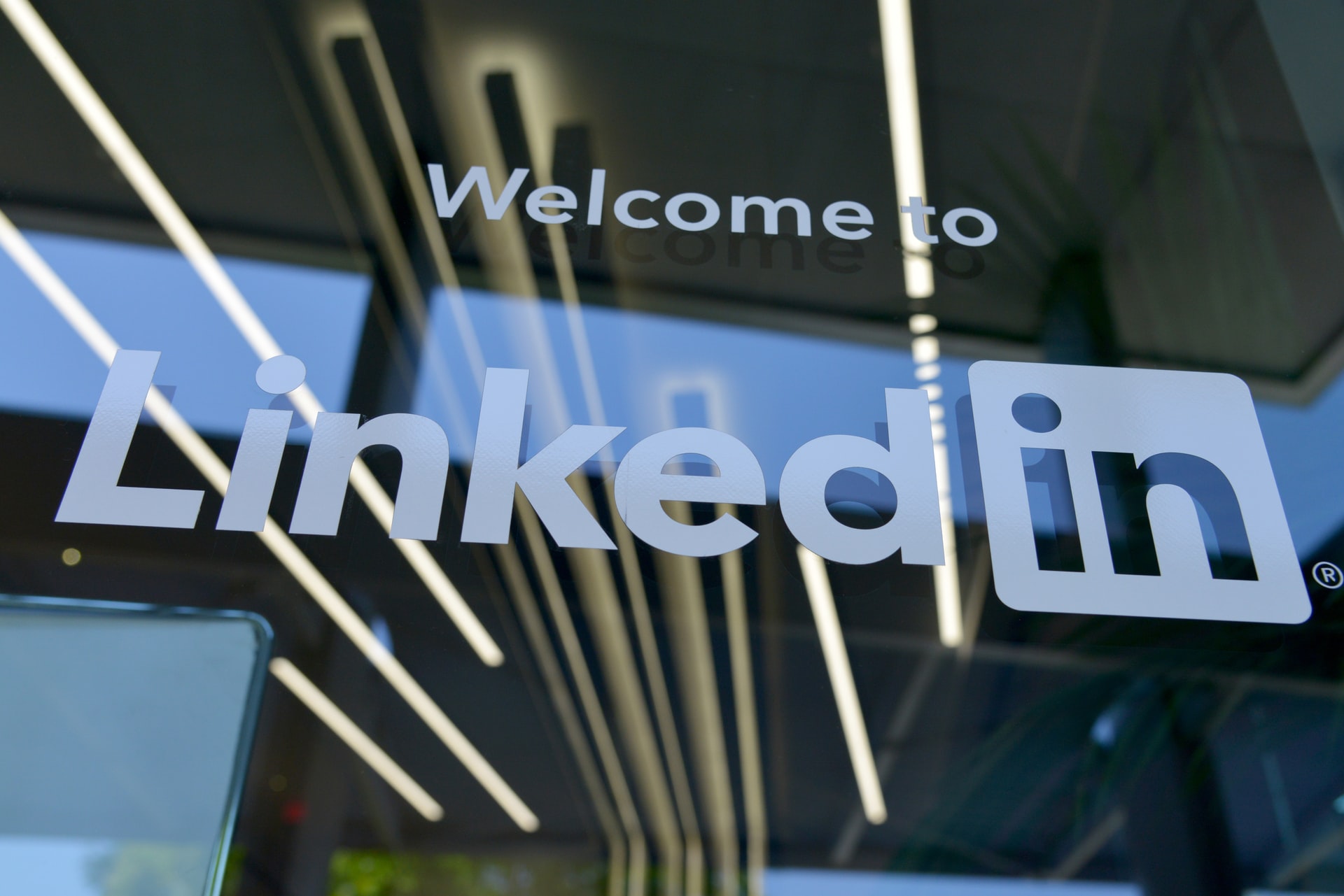 Read more about the article How to Use LinkedIn Hashtags