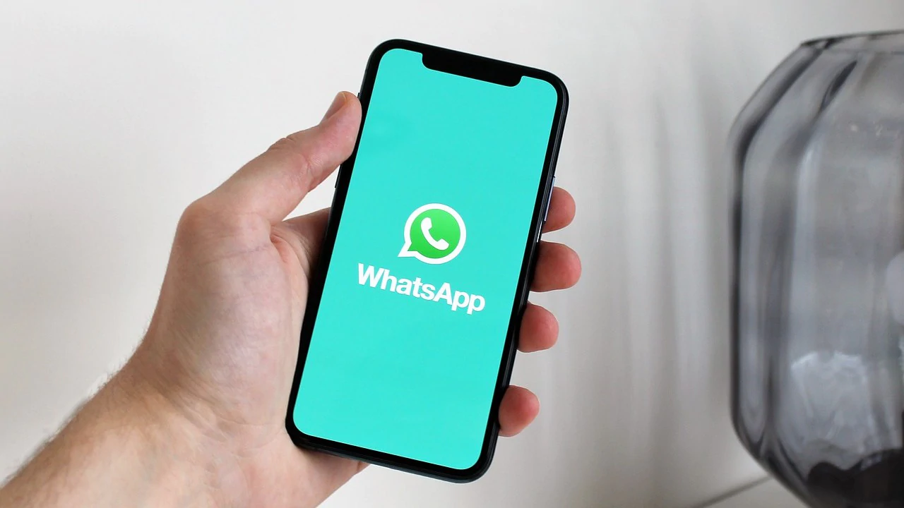 Read more about the article WhatsApp is likely to soon allow users to change colours in the app: Report- Technology News, FP
