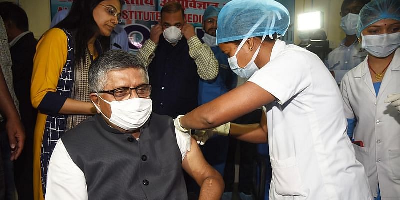 You are currently viewing Union Minister Ravi Shankar Prasad gets first dose of COVID-19 vaccine, pays Rs 250