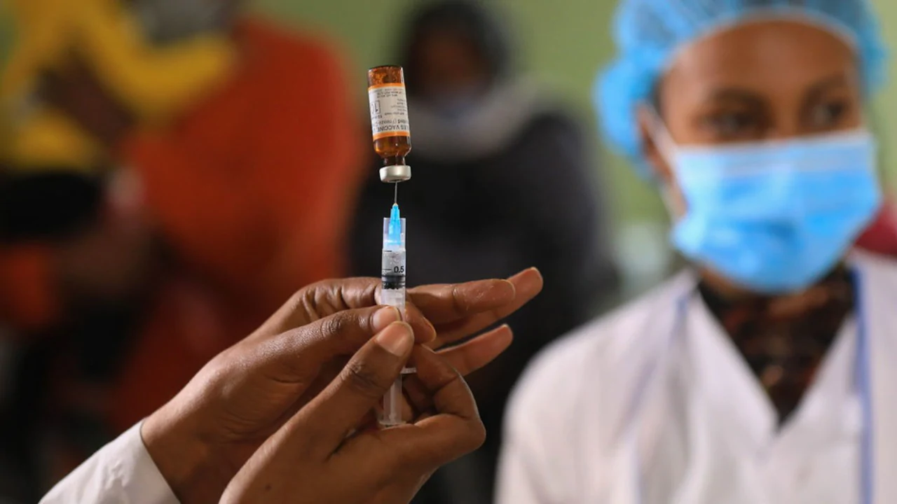 You are currently viewing Hundred-and-one year-old man gets his first COVID-19 vaccine dose at private hospital in Delhi