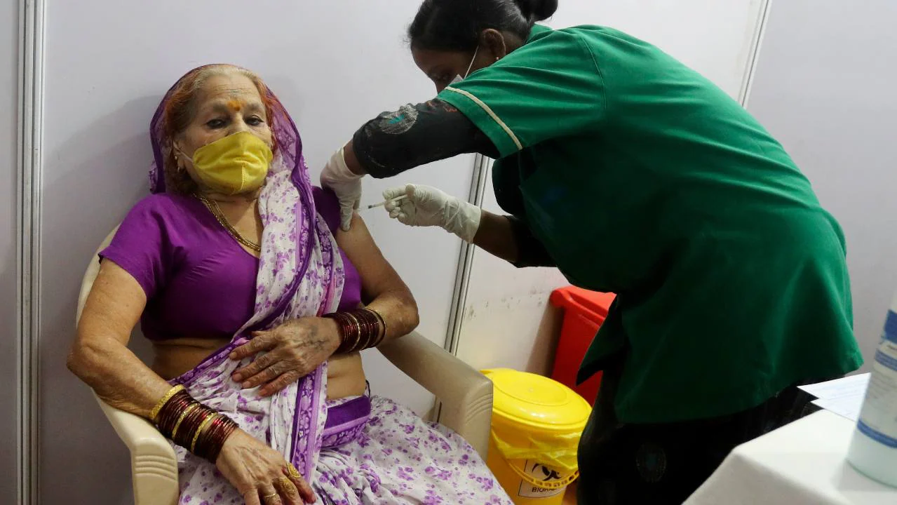 Read more about the article India needs to brace for new COVID-19 waves, cases won’t peak for weeks: Experts-India News , FP