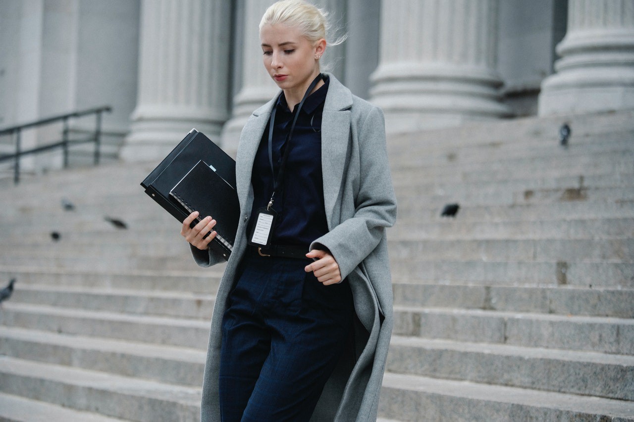 You are currently viewing Court Reporters Are in Demand. How to Become a Court Reporter?