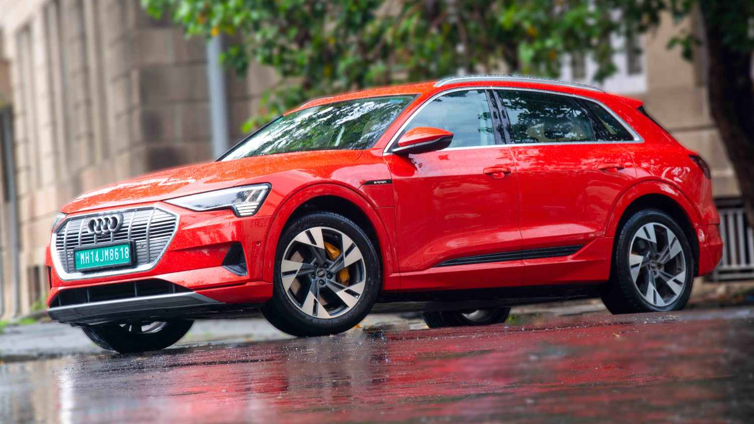 You are currently viewing Audi India reveals details of service packages, buyback offer for Audi e-tron electric SUV- Technology News, FP