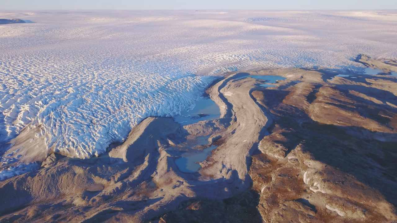 You are currently viewing Greenland’s ice summit witnessed rainfall for the first time in history, scientists worry about climate change- Technology News, FP