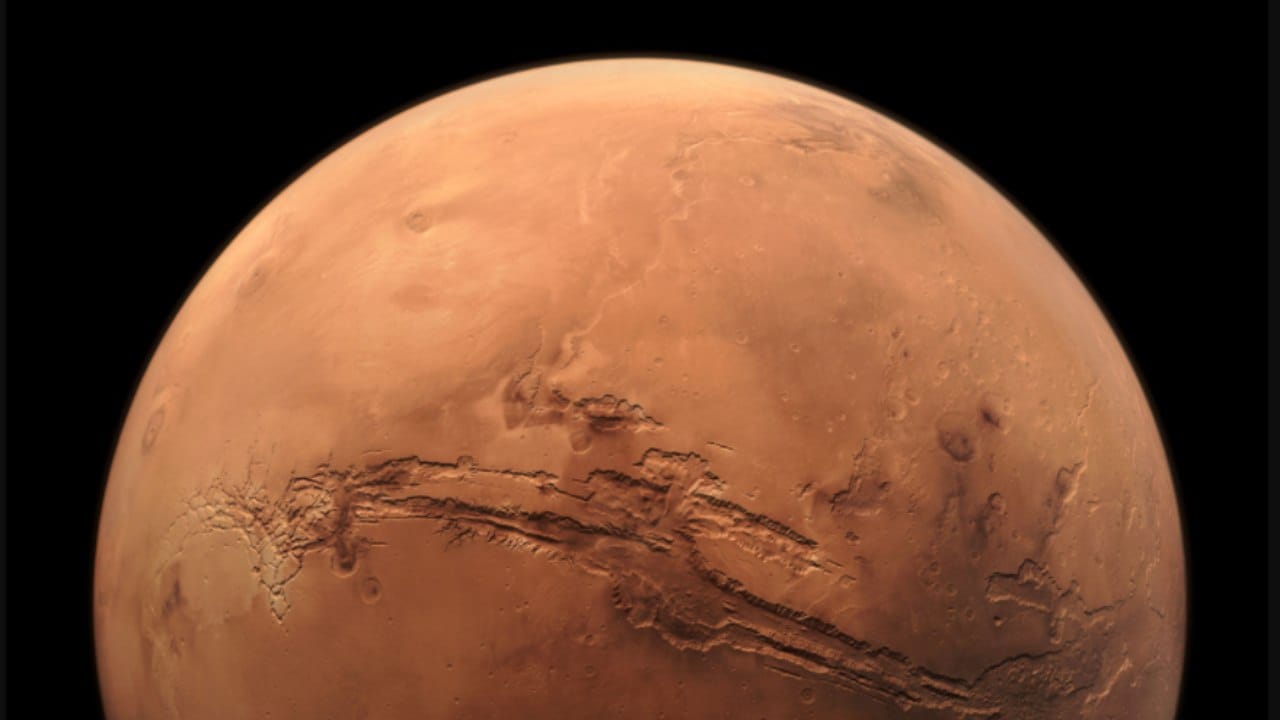 You are currently viewing Researchers find Mars’ snow has dust mixed into it, could melt into water- Technology News, FP