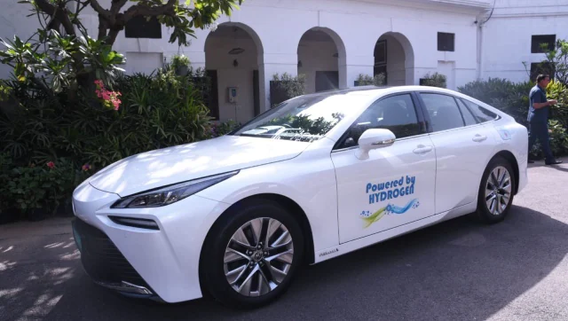 You are currently viewing Why is Nitin Gadkari using a hydrogen-powered car as a daily driver?-Auto News , FP