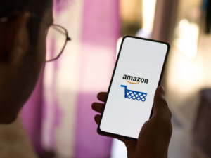 Read more about the article Small Town Customers Fuel Amazon India’s Smartphone Biz