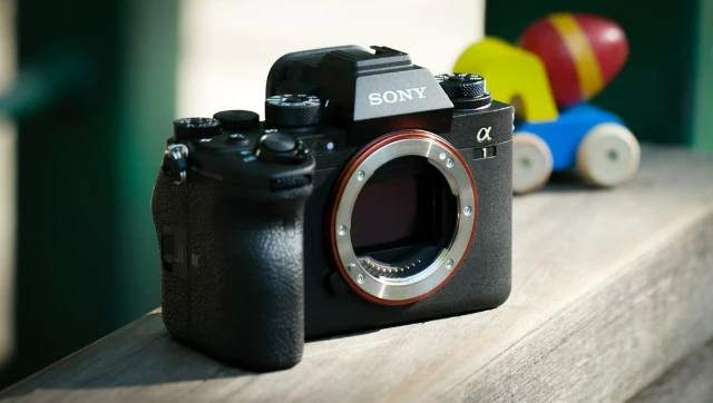 You are currently viewing Mirrorless v/s DSLRs cameras and why are manufacturers like Nikon & Canon ditching DSLRs for Mirrorless- Technology News, FP