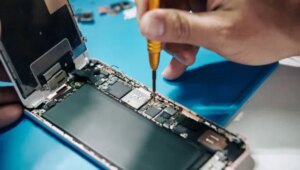 Read more about the article EU proposes smartphone repair law to extend the usability of devices, Apple-backed trade group opposes- Technology News, FP