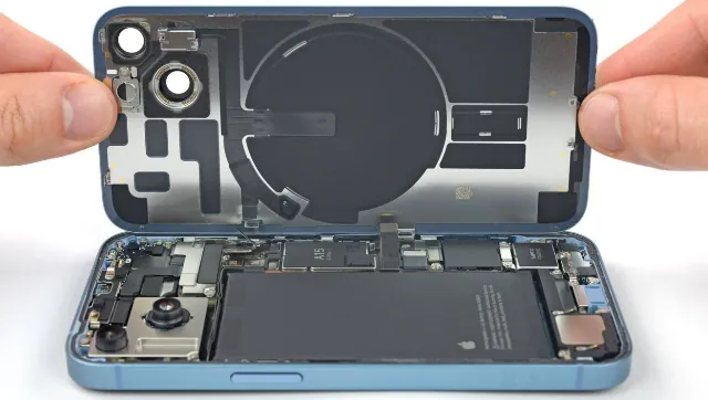 You are currently viewing iPhone 14 is the most repairable iPhone Apple has made in years, shows teardown video- Technology News, FP