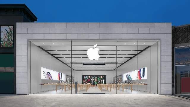 You are currently viewing Apple plans on launching brick-and-mortar stores in India soon, starts hiring workers to staff shops- Technology News, FP