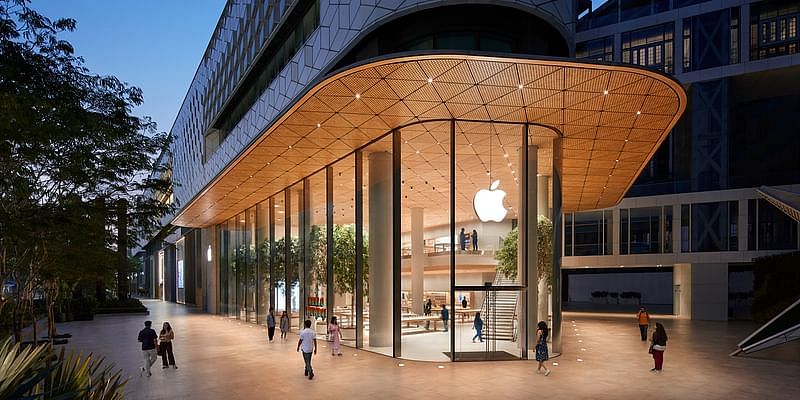 Read more about the article Apple’s first India store goes live; CEO Cook opens doors to welcome customers