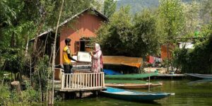 Read more about the article Amazon India Introduces First-Ever Floating Store on Dal Lake in Srinagar