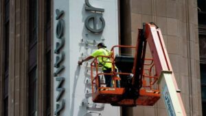 Read more about the article Twitter staff trying to remove the older logo from their building get detained by the police