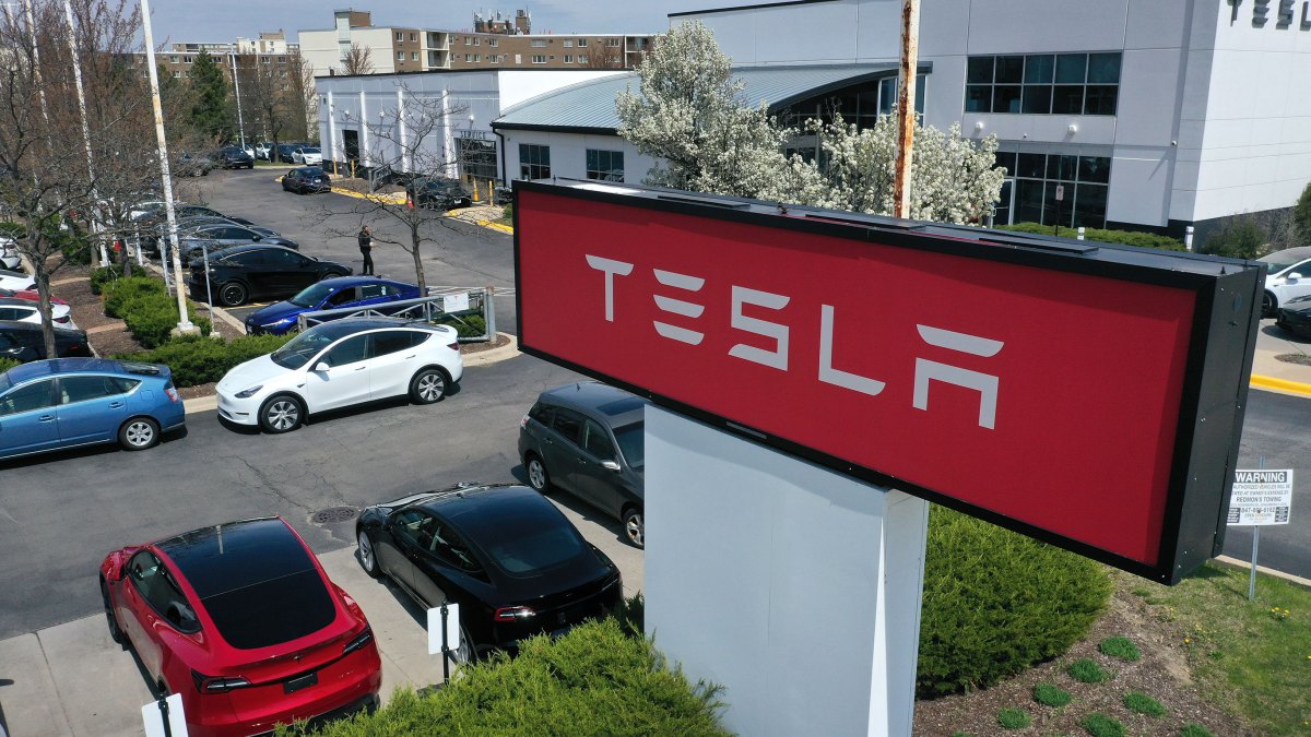 You are currently viewing Tesla plans to almost double component sourcing from India to $1.9B this year, says minister