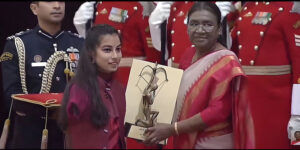 Read more about the article Sheetal Devi Armless Para-Archer received the Arjuna Award from President Murmu