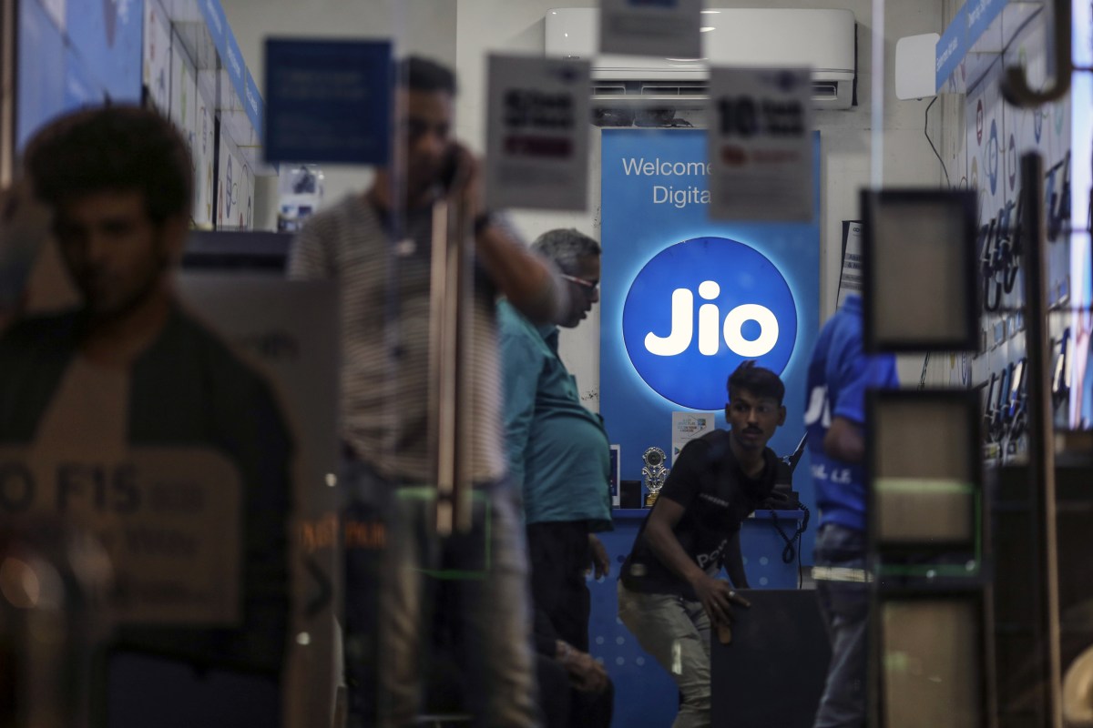 You are currently viewing Reliance Jio kicks off Indian telecom price hike