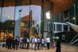 Read more about the article Apple cuts iPhone price in India amid China slowdown